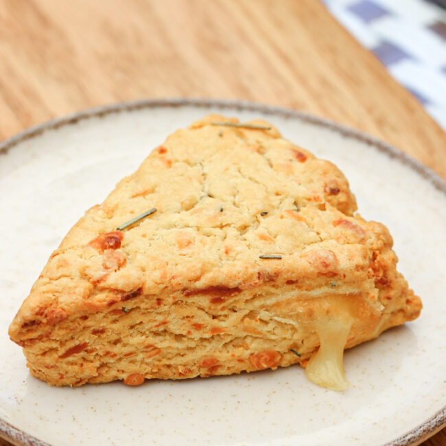 Scon de emmental y hierbas