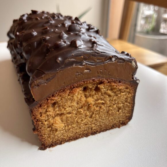 Budín de caramelo con dulce de leche y baño de chocolate